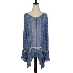 😺2/$10 Hint Of Mint Blue & White Tunic Top